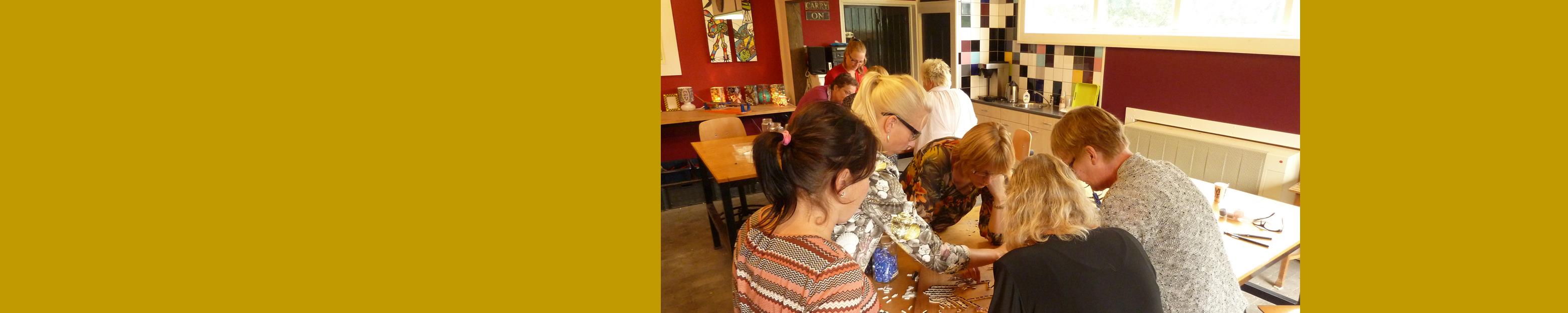 Teambuilding Heerenveen atelier van Duusk heeft een houten plafond in de kleur bankieray en twee grote tavels